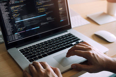 軟件開發(fā)者的近視正在認(rèn)真分析計(jì)算機(jī)屏幕上的數(shù)據(jù)